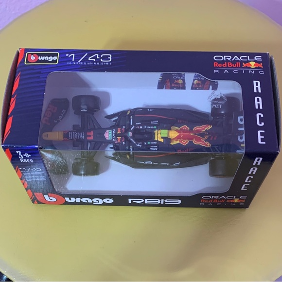 Bburago 1:43 Scale Model Oracle RB19 Formula 1 Car - Picture 5 of 7